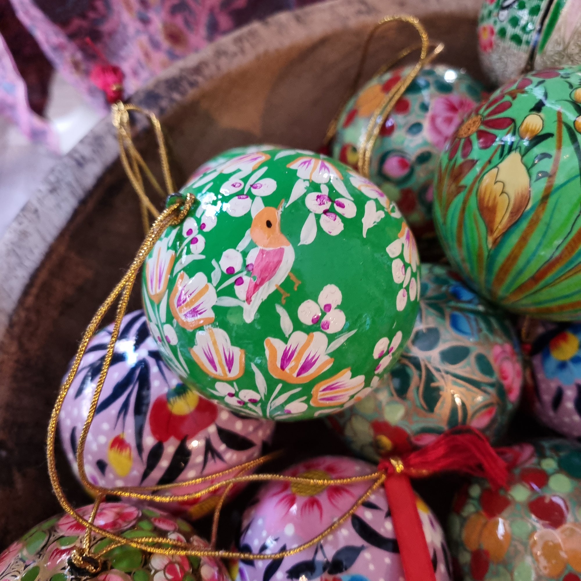Kerstbal papier-maché (groen vogel)