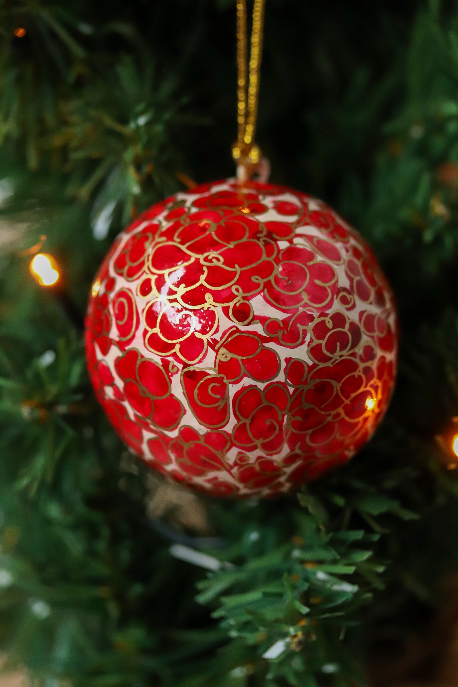 Kerstbal papier-maché (goud met rode bloem)