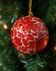 Kerstbal papier-maché (goud met rode bloem)