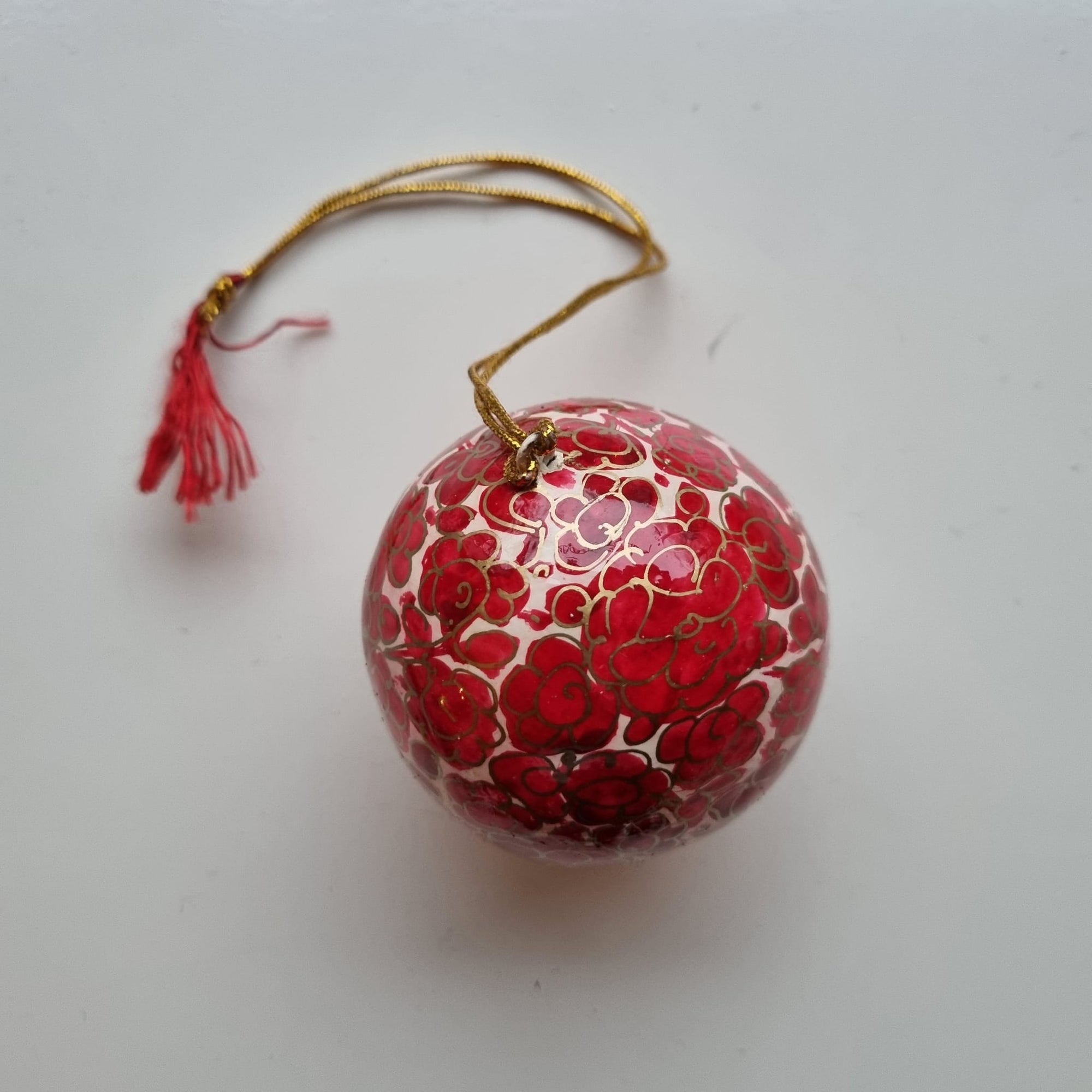 Kerstbal papier-maché (goud met rode bloem)