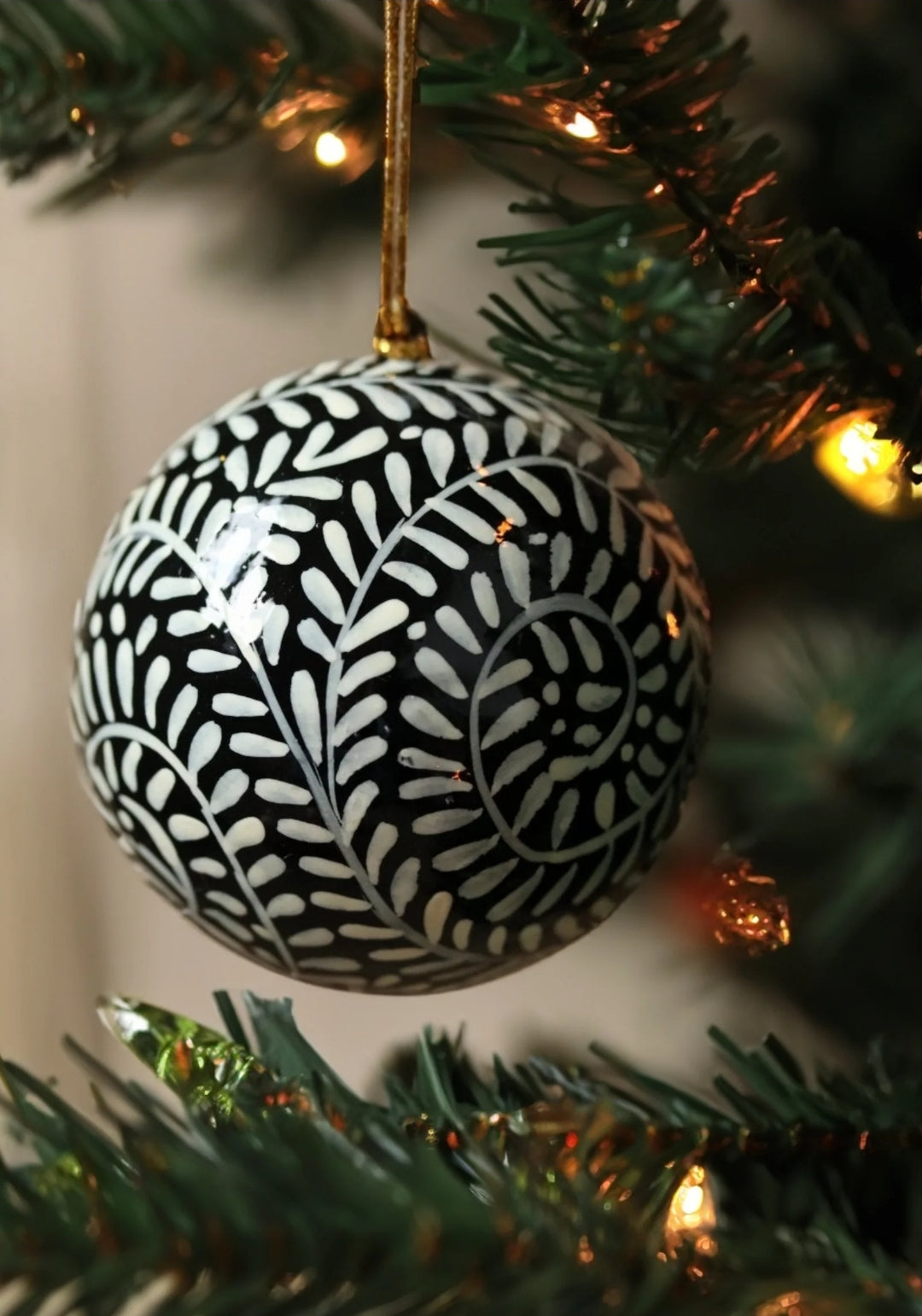 Kerstbal papier-maché (zwart/wit)