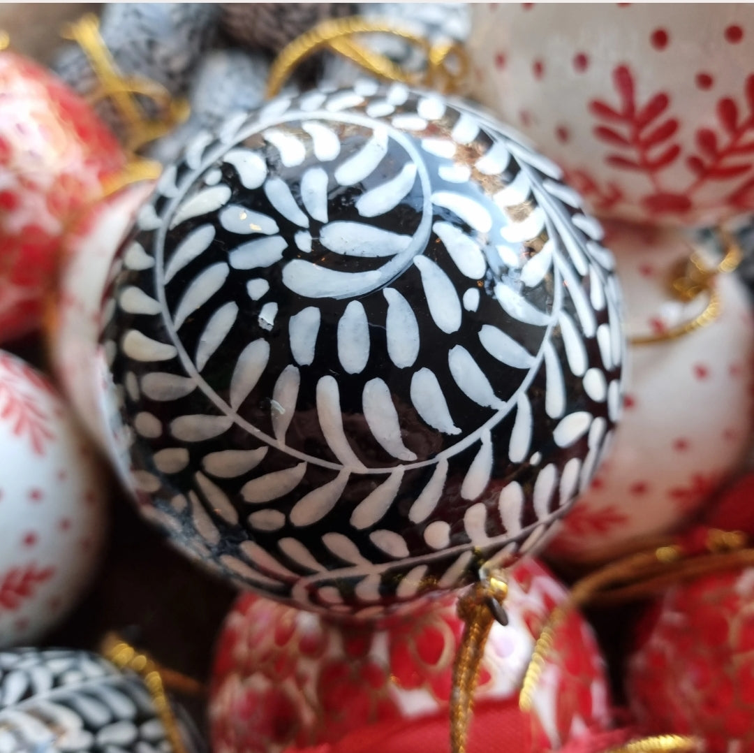 Kerstbal papier-maché (zwart/wit)