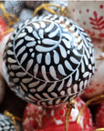 Kerstbal papier-maché (zwart/wit)