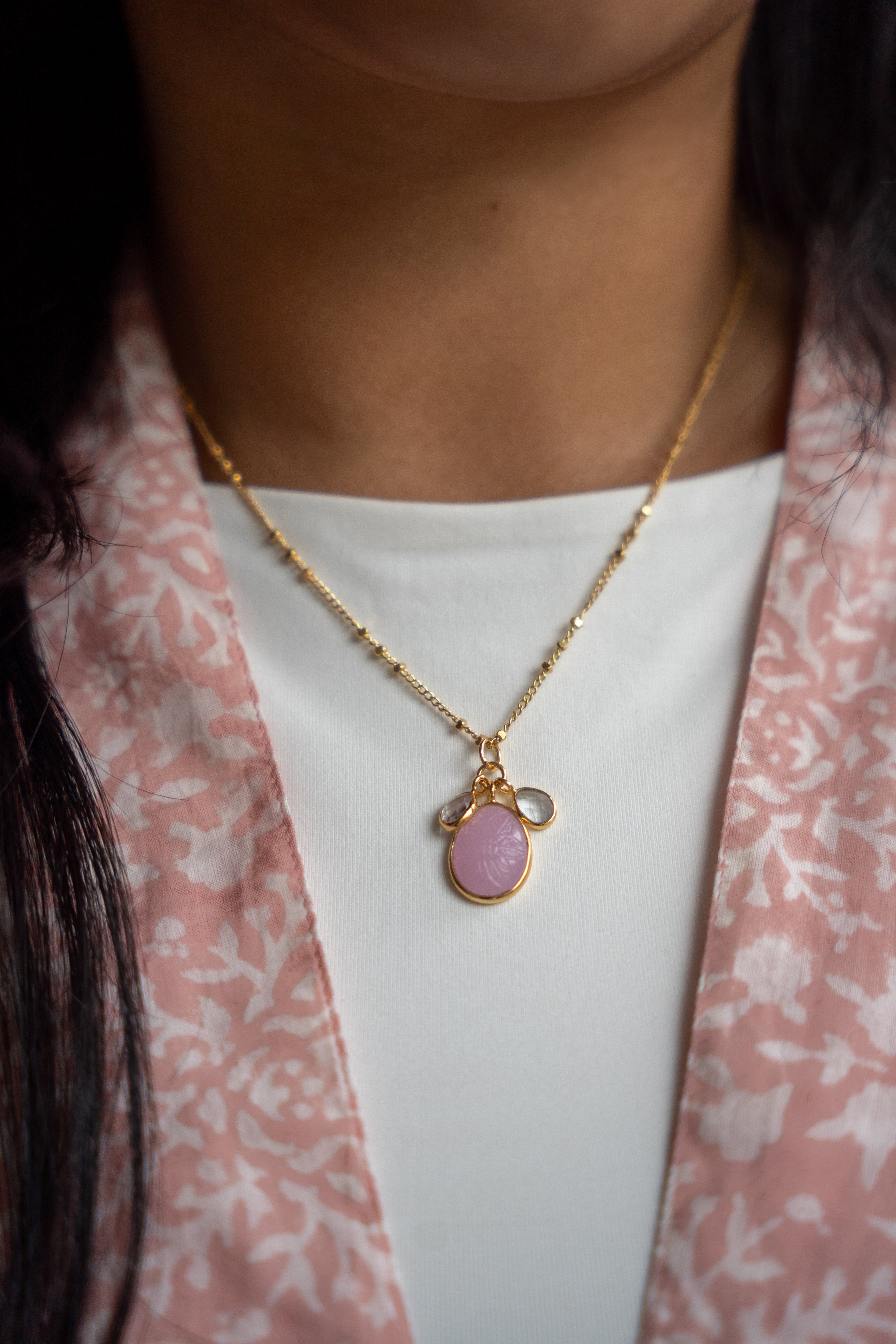 Vergulde ketting met hand bewerkte hanger - Roze