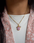 Vergulde ketting met hand bewerkte hanger - Roze