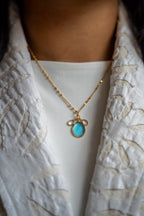Vergulde ketting met hand bewerkte hanger - Licht Blauw