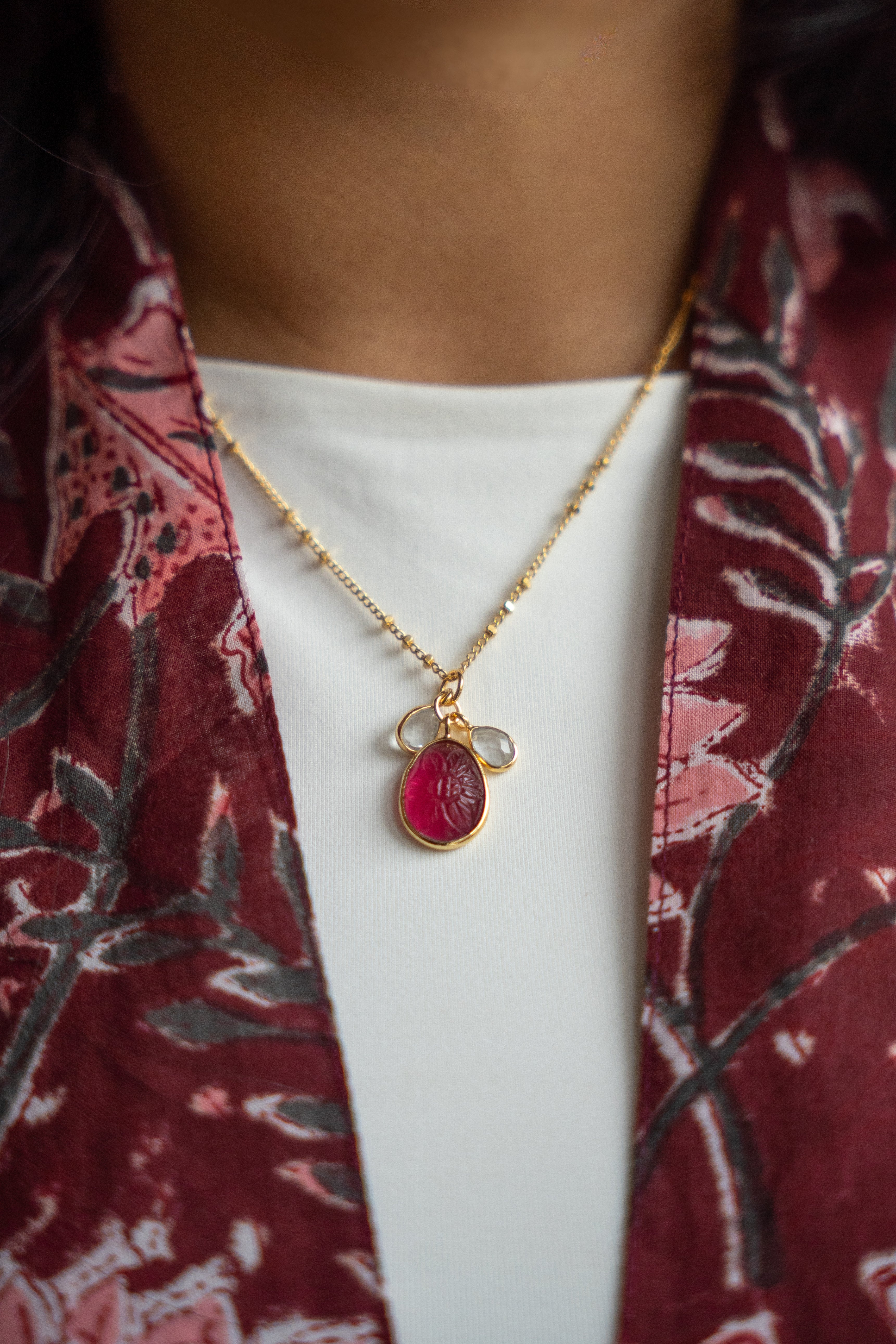 Vergulde ketting met hand bewerkte hanger - Rood