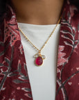 Vergulde ketting met hand bewerkte hanger - Rood