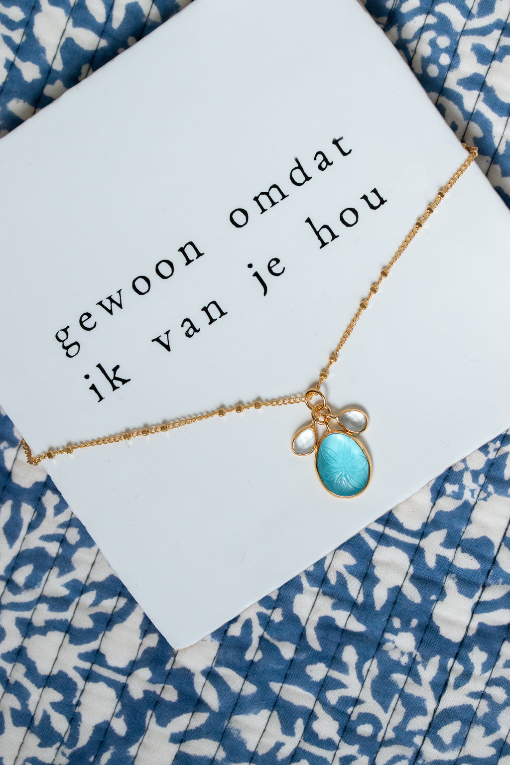 Vergulde ketting met hand bewerkte hanger - Licht Blauw