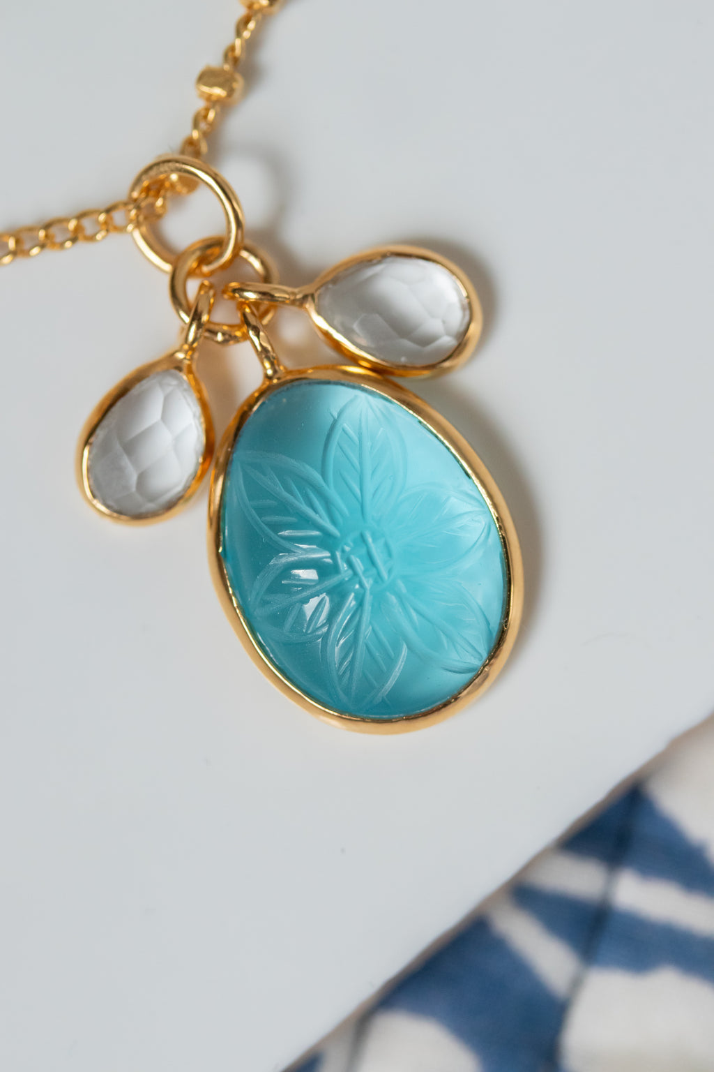 Vergulde ketting met hand bewerkte hanger - Licht Blauw
