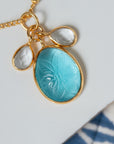 Vergulde ketting met hand bewerkte hanger - Licht Blauw