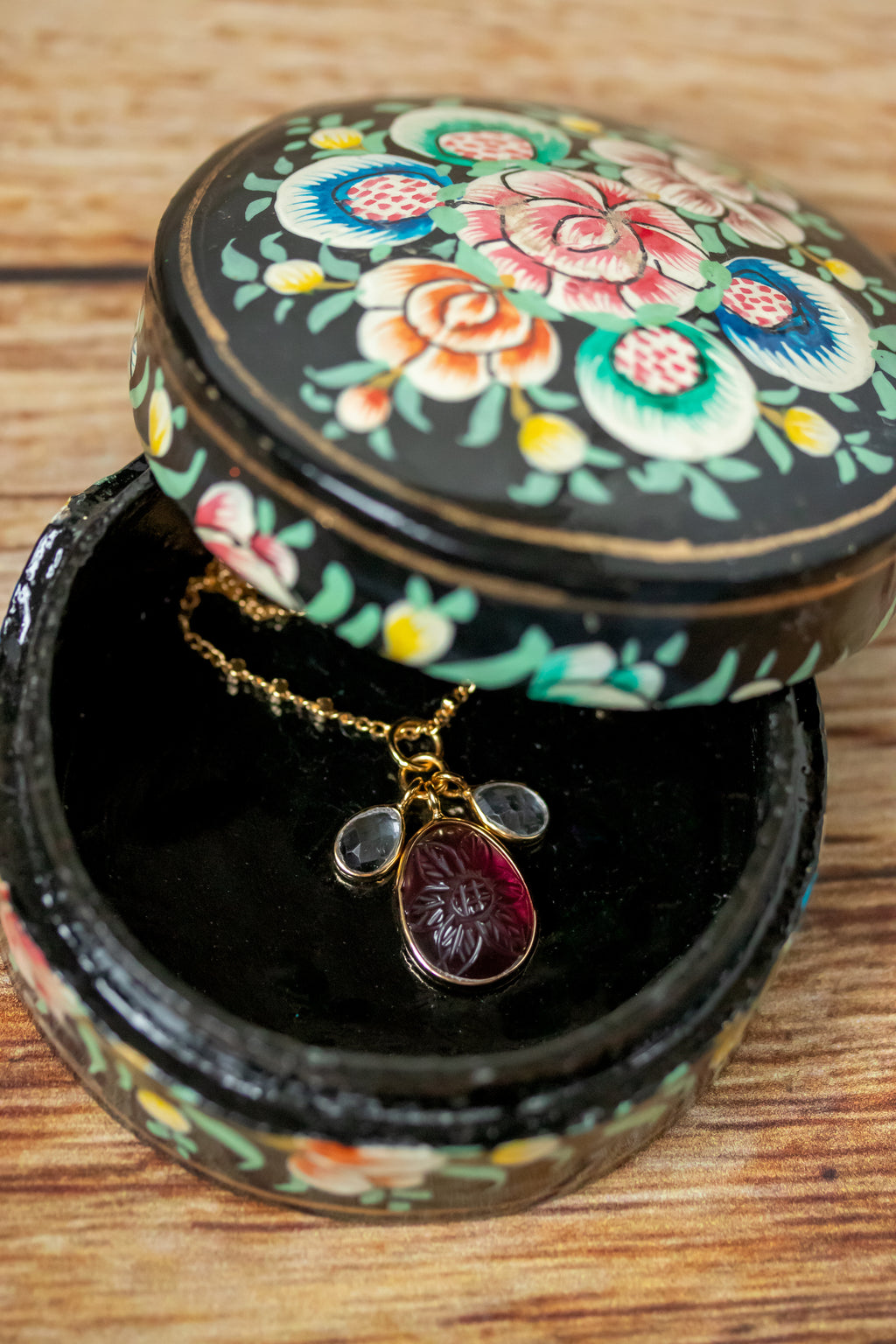 Vergulde ketting met hand bewerkte hanger - Rood