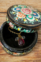 Vergulde ketting met hand bewerkte hanger - Rood