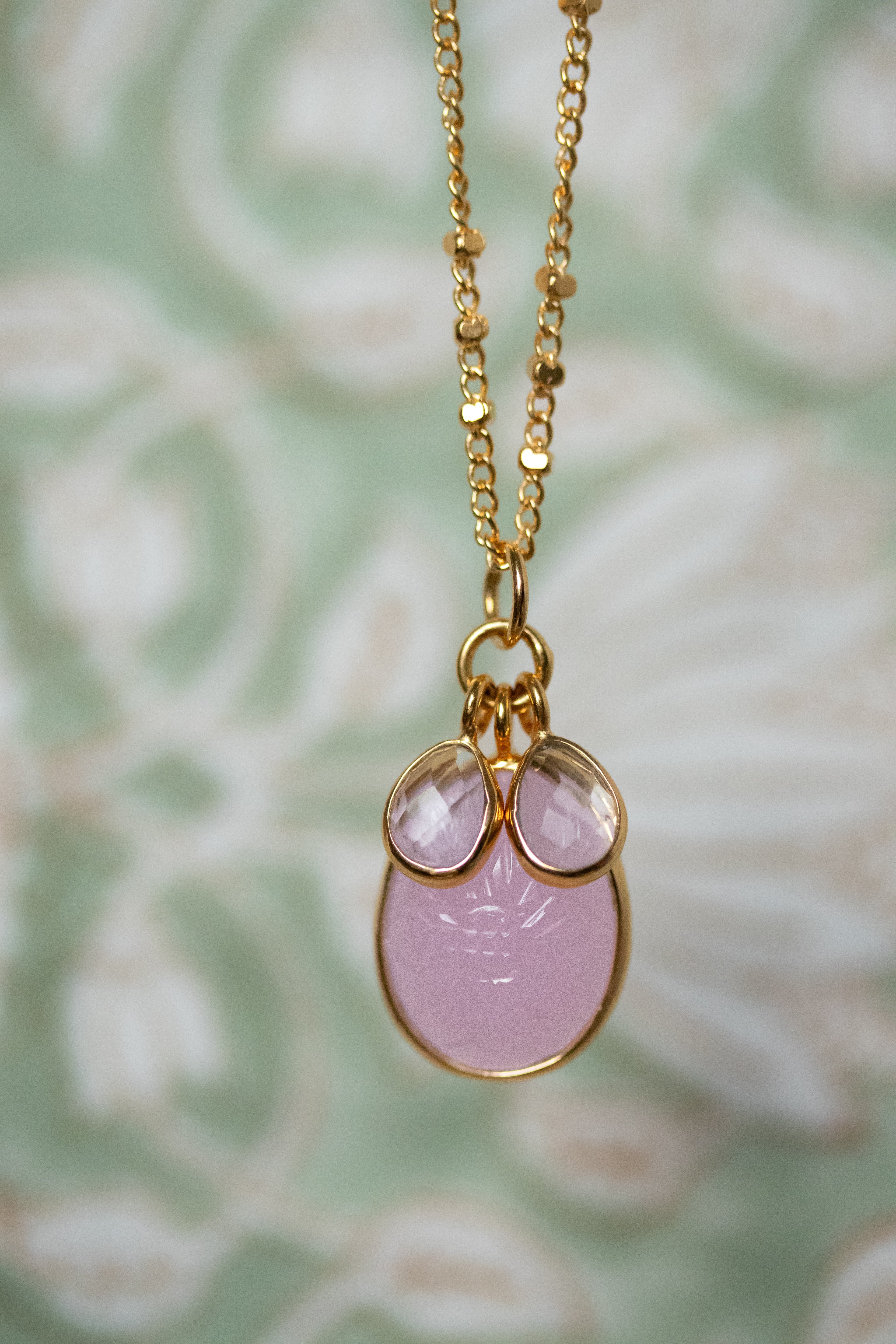 Vergulde ketting met hand bewerkte hanger - Roze