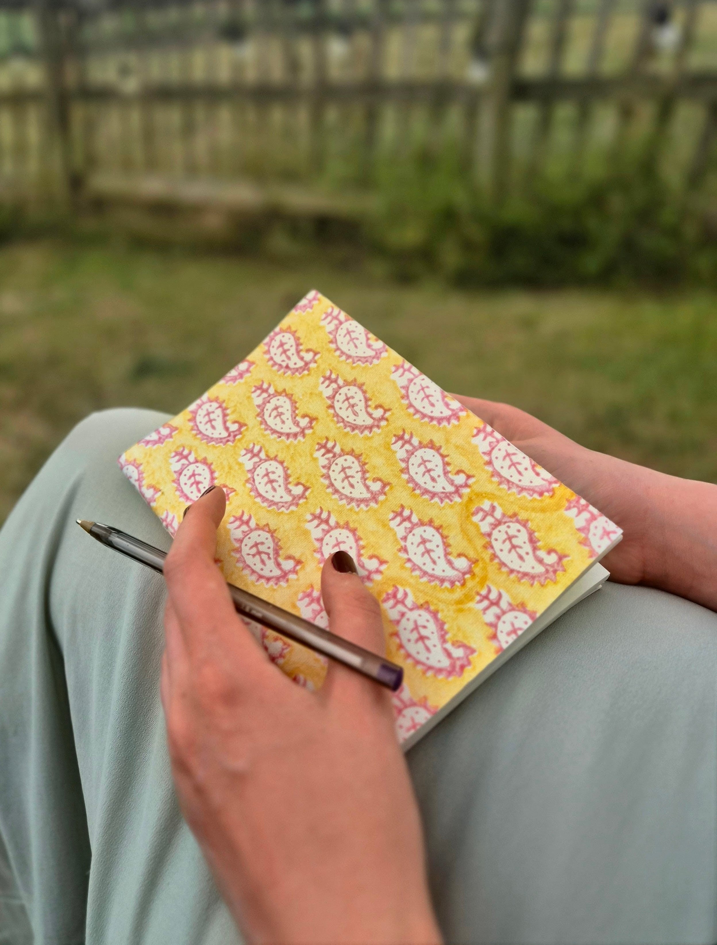 Notebook geel met roze paisley