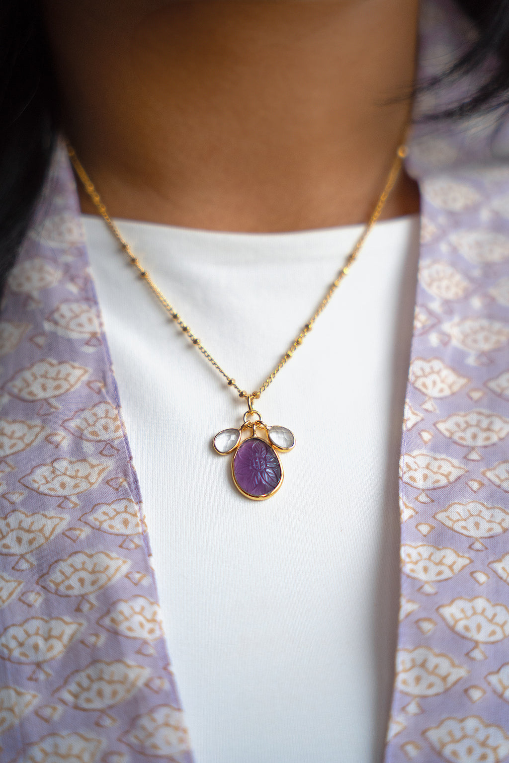 Vergulde ketting met hand bewerkte hanger - Paars