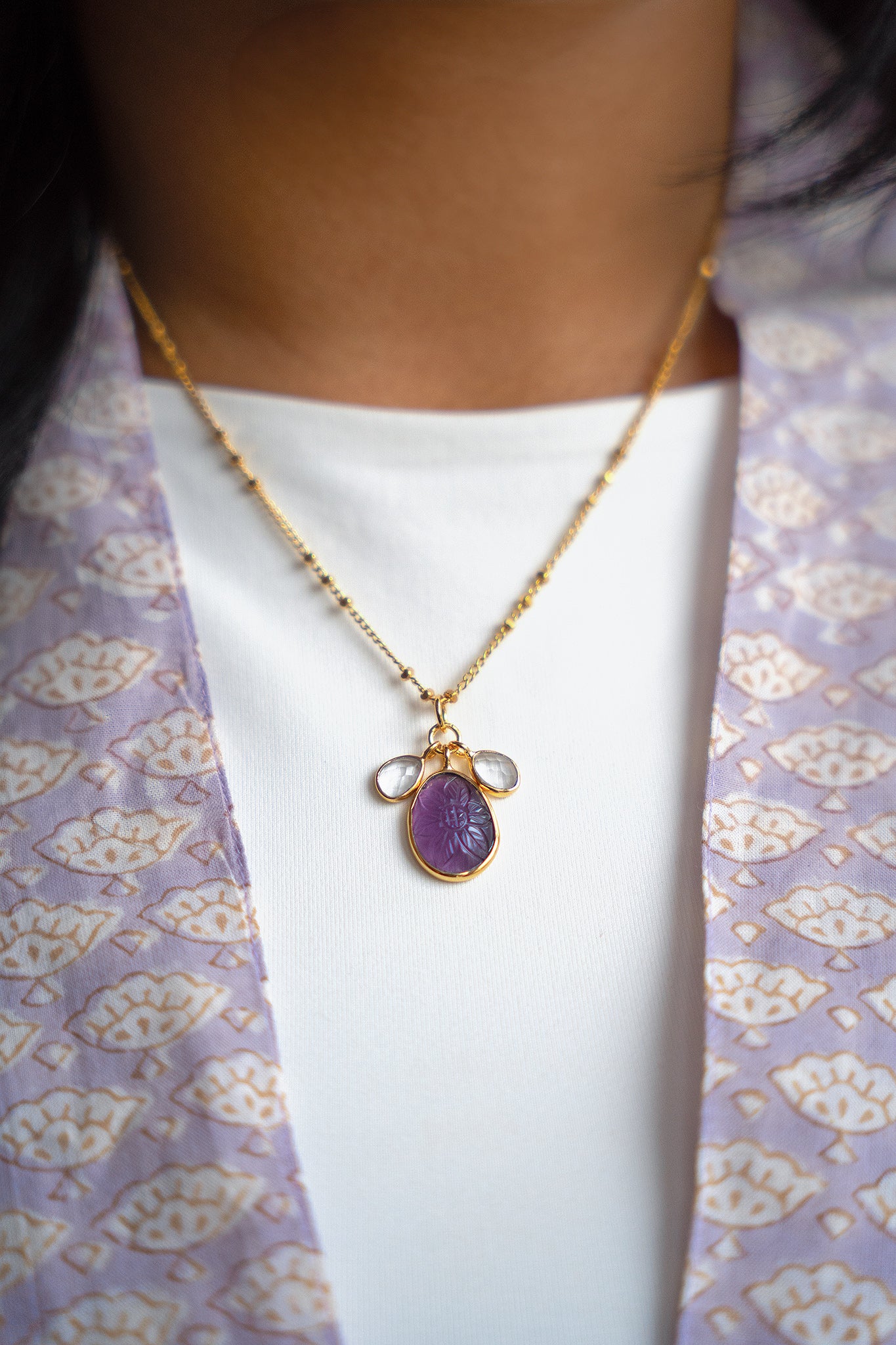 Vergulde ketting met hand bewerkte hanger - Paars