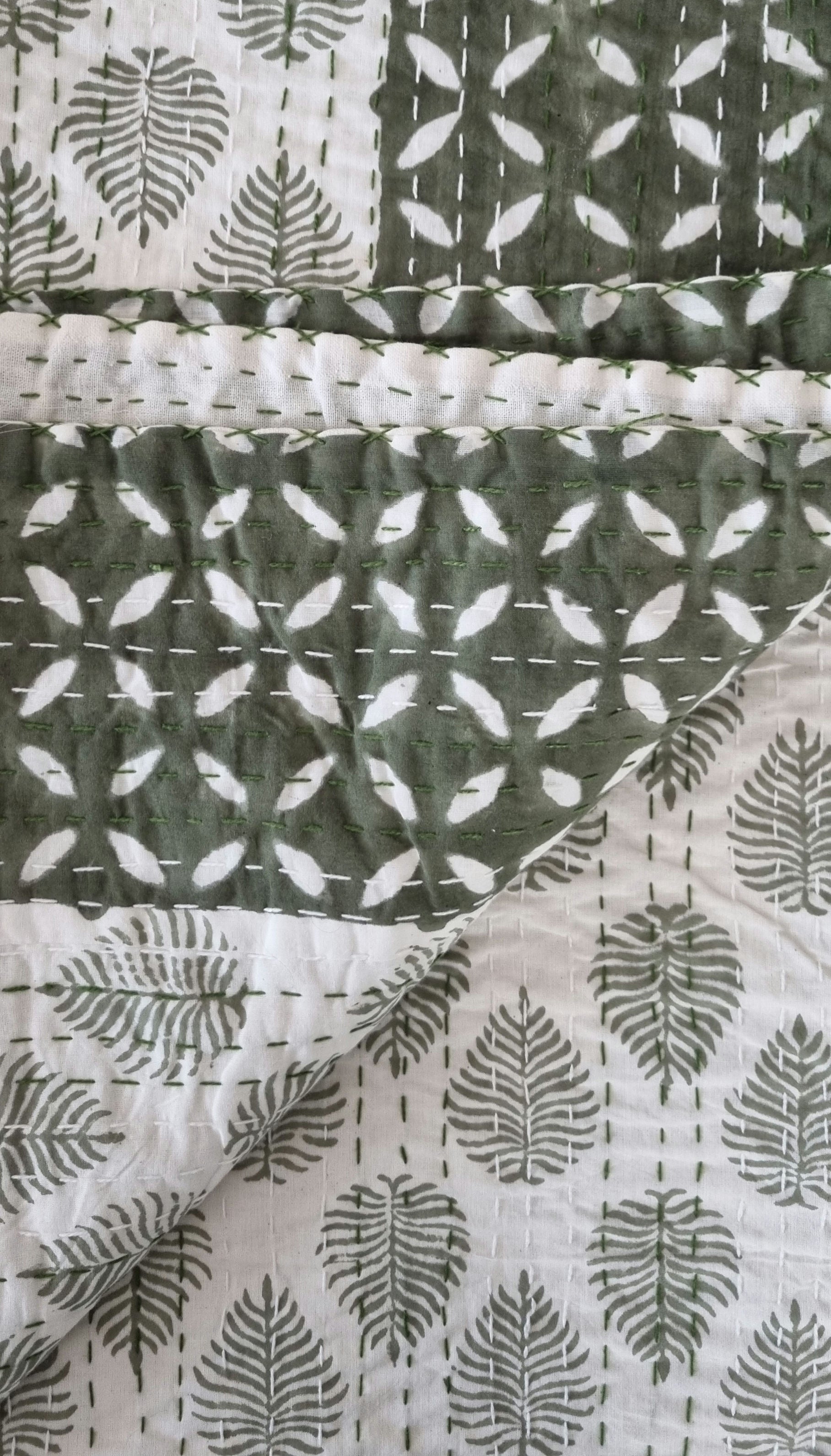 Kantha bedspread leaf green (150-228 cm)